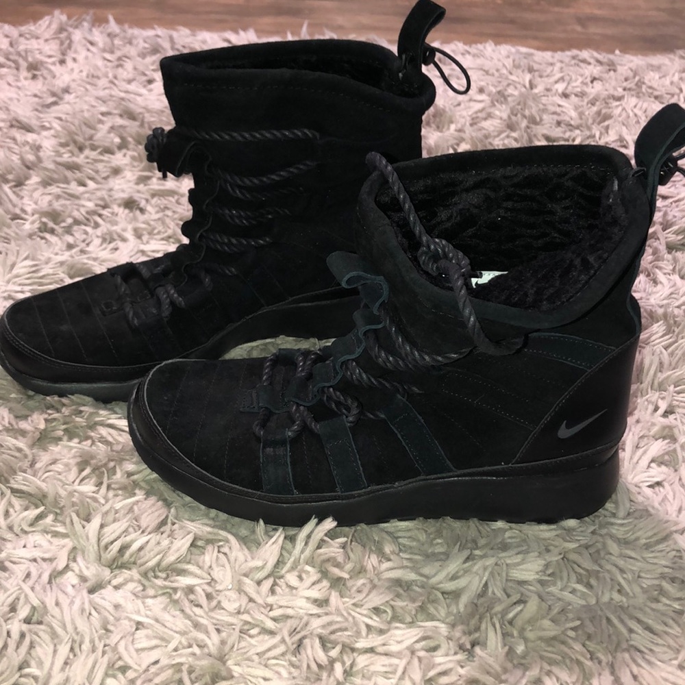Women Nike Snow Boots size 9